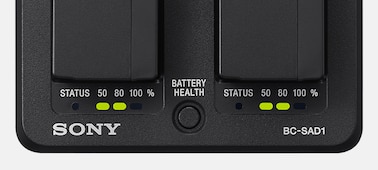 Hình ảnh cận cảnh sản phẩm cho thấy mặt trước của bộ sạc với hai pin NP-SA100 được lắp bên trong.