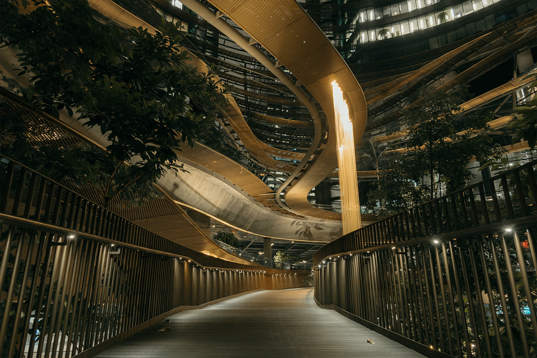 The RX100 VII's titlable screen helps Kevin capture low-angled shots easily. 