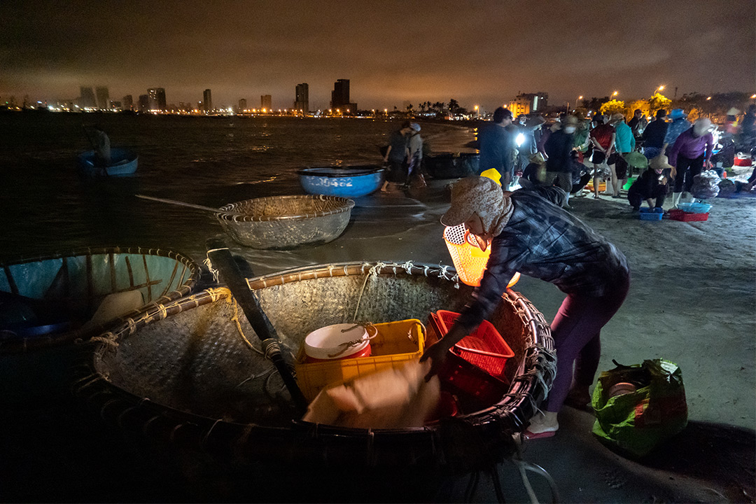 Shoot photos in low light with the RX100 VII's back-illuminated technology and an improved standard ISO range of 100-12800.