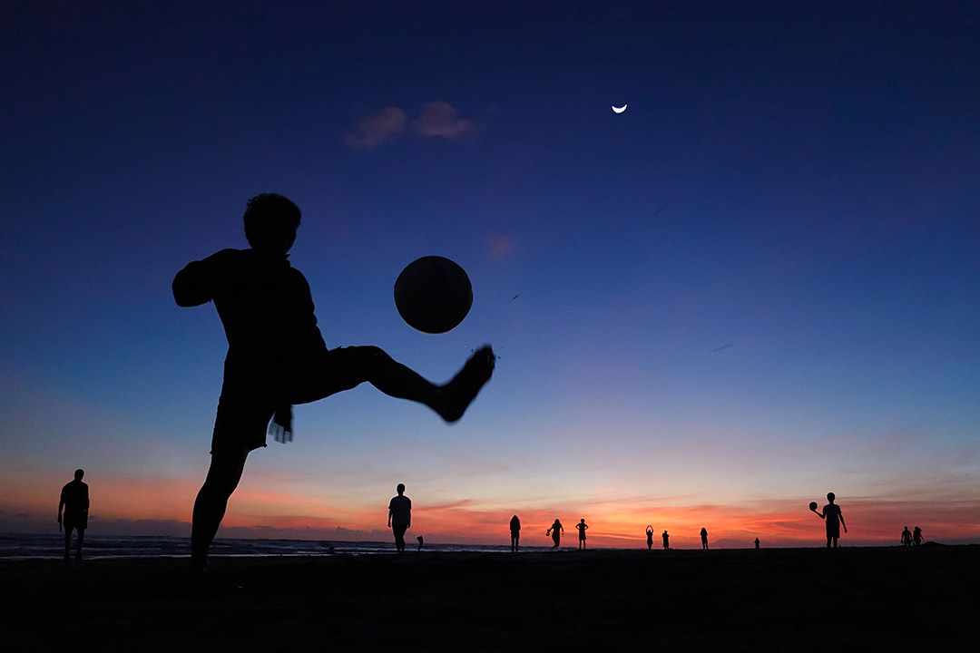 เซนเซอร์ขนาด 1 นิ้วที่รวมกันของกล้องช่วยให้จับภาพความละเอียดสูงพร้อมสัญญาณรบกวนที่ลดลง ทั้งยังให้การประมวลผลภาพสีที่สมบูรณ์ยิ่งขึ้นและความคมชัดที่มากขึ้นอีกด้วย